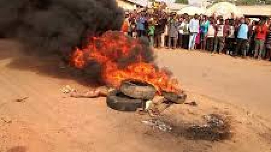 Awka Shooting: Angry Youths Caught And Burnt Armed Robbers In Anambra