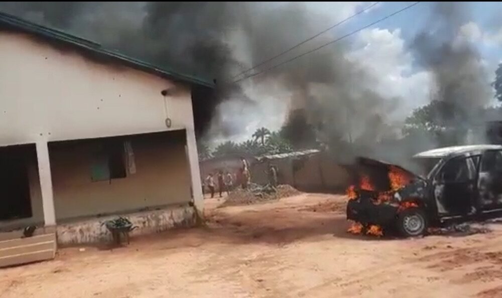 Unknown Gunmen Set Police Station And Officers Inside On Fire In Anambra (Video)