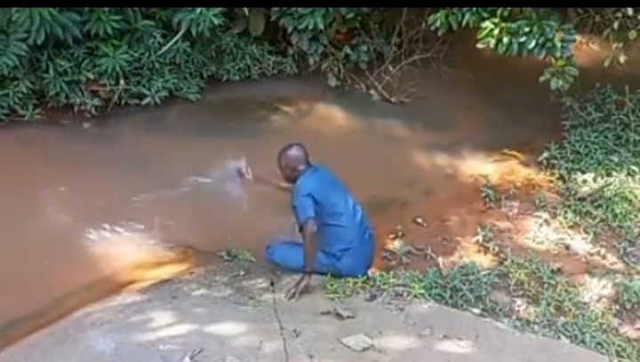 Nigerians React As Man Takes Evil Nigerian Leaders' Case To A Village Stream In Prayer