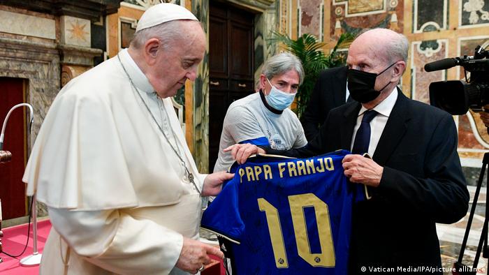 Pope meets ‘Team Francis’ before charity football match