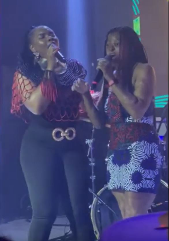 Kechi Okwuchi, Sosoliso Plane crash Survivor And Yemi Alade Sing On Stage