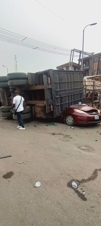 Truck Crushes Nissan Bus, Toyota Sienna & Keke At Upper Iweka, Onitsha (Pics)