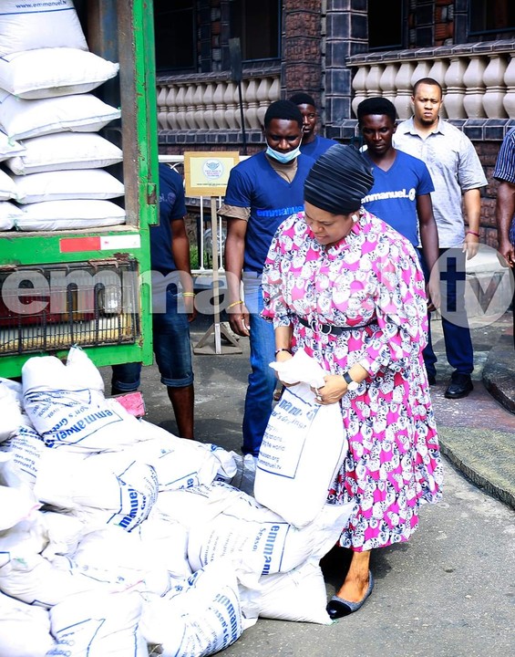 TB Joshua’s Wife, Evelyn Donates Bags Of Rice, Clothes & Cash To The Elderly