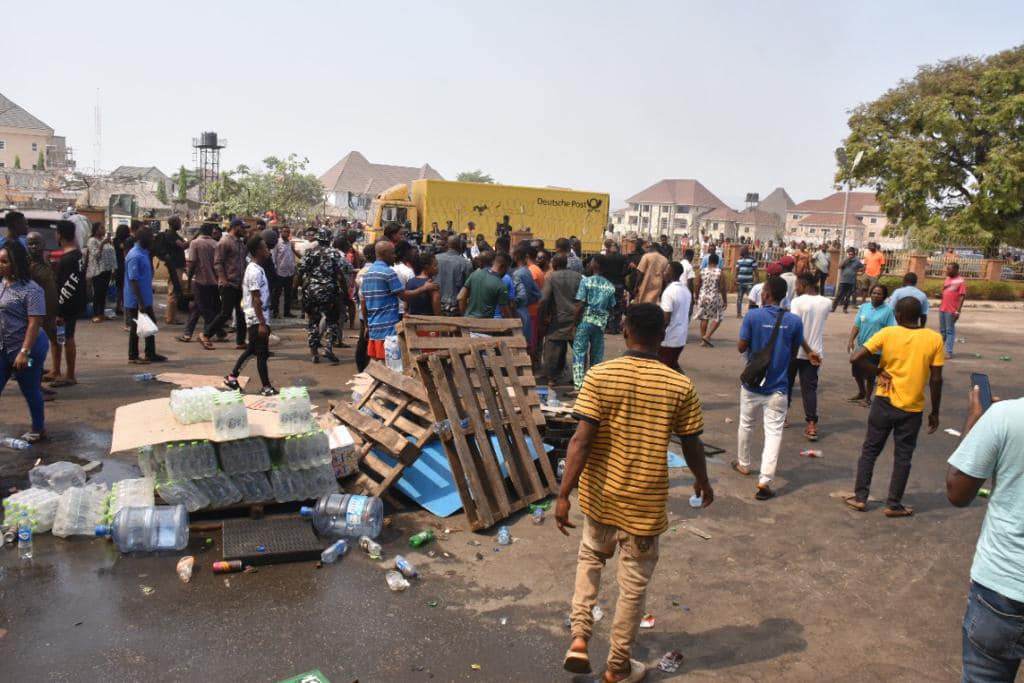 Police Arrest Suspected Looters At Next Cash N' Carry In Abuja