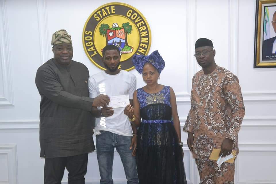 Sanwo-Olu Presents N10 Million Cheque To Family Of Slain RRS Officer