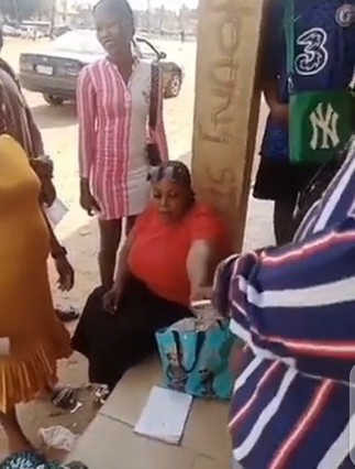 INEC Staff Caught On Camera Collecting ₦‎1,000 To Give Out PVCs In Enugu State