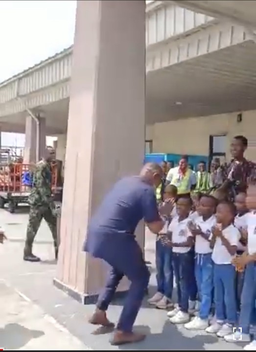 Akwa Ibom APC Guber Candidate, Akanimo Udofia Sings With Young Children