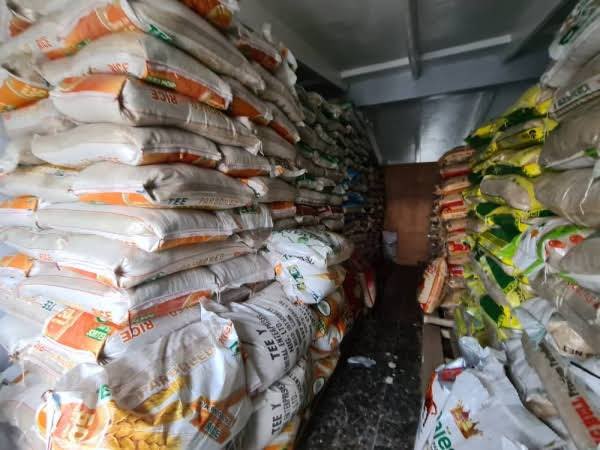 Bayelsa Residents Break Into Warehouse, Steal 2022 Flood Palliatives