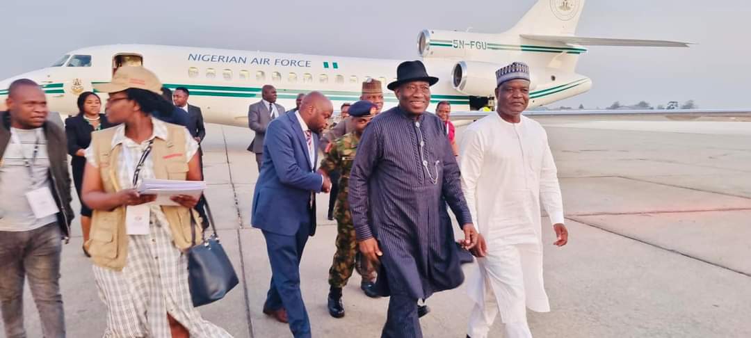 Jonathan lands in Zimbabwe ahead of general elections