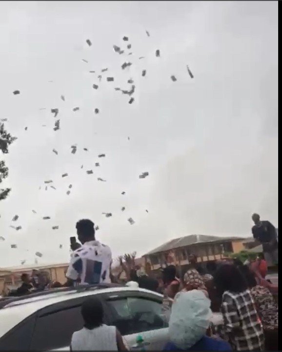 UNIBEN Students Spreads Millions Of Naira To Celebrate Graduation