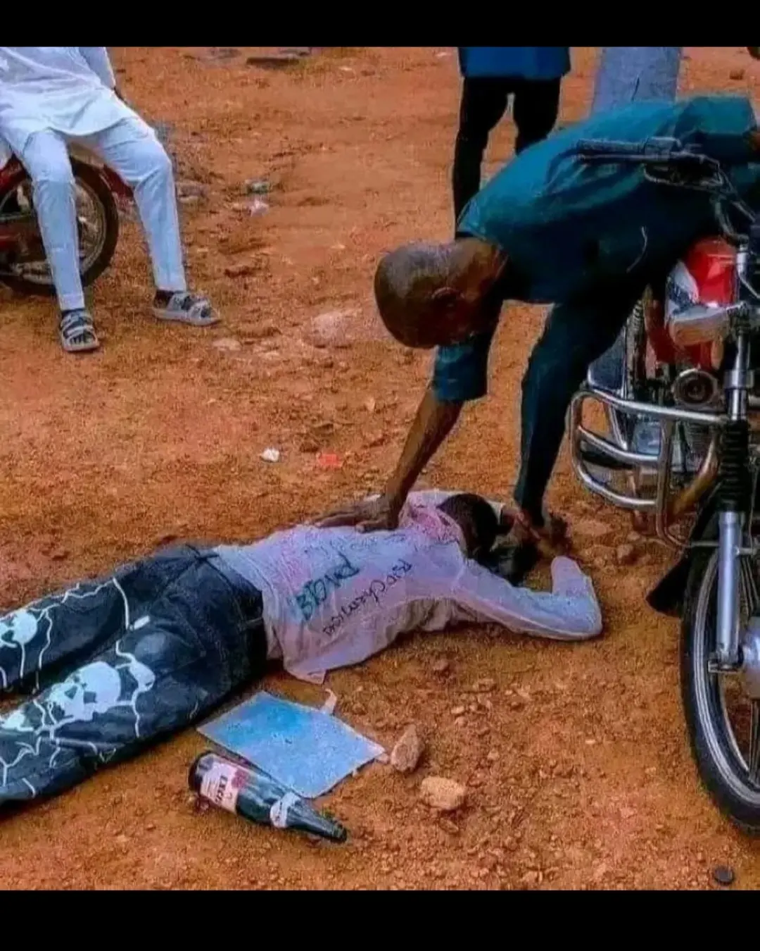 Graduate who prostrated to thank his motorcyclist father for an education is dead