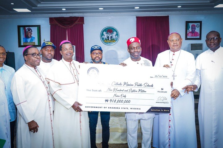 Gov Soludo Presents Cheque Worth ₦‎1.5bn To Anambra Mission Schools