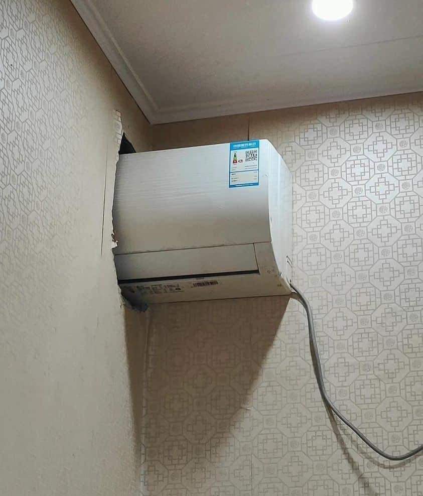 Two rooms share one air condition in Nigerian hotel