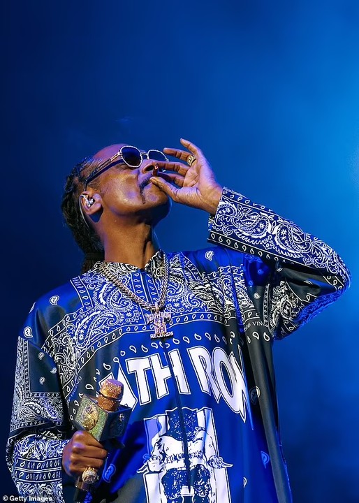 Snoop Dogg sets to quit smoking at 52