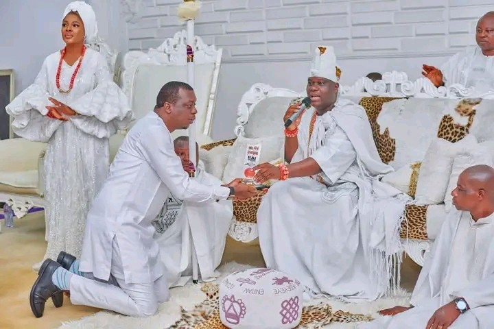 INNOSON Donates Vehicles To Ooni Of Ife For 8 Years On The Throne