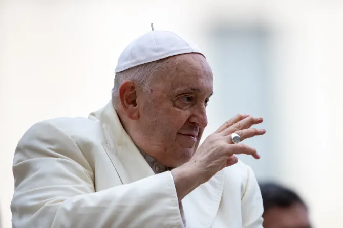 Pope Francis approves allowing Catholic priests to bless same-s3x couples