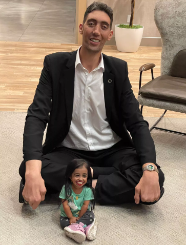 Photos as world’s tallest man reunites with shortest living woman who is almost the size of one of his shoes