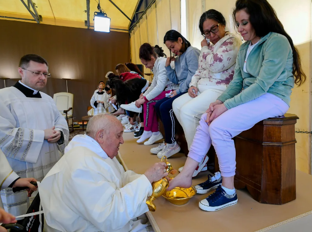 Moment Pope Francis washed, kissed the feet of 12 inmates in Rome prison on Holy Thursday