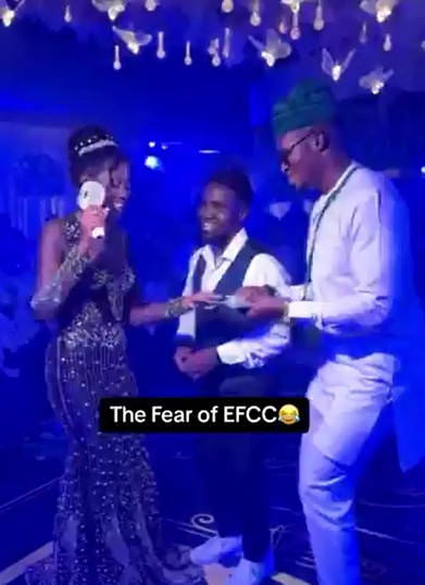 Fear Of EFCC: Man Seen Handing Bride Money Instead Of Spraying At Wedding
