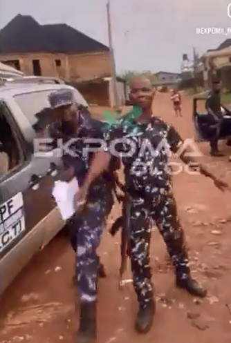 Nigeria Police Officer Threatens Man