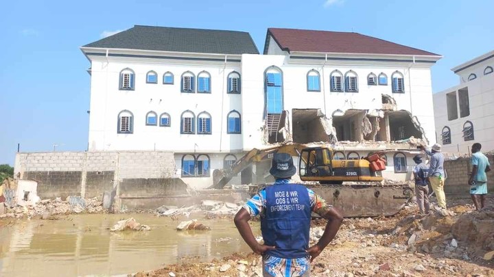 LASG Initiates Removal Of Illegal Properties To Prevent Flooding