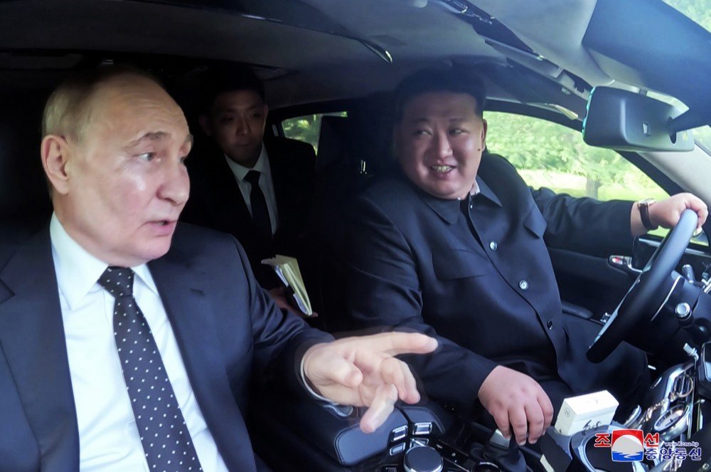 Putin & Kim Jong-Un Drive Russian Aurus Senat Limo