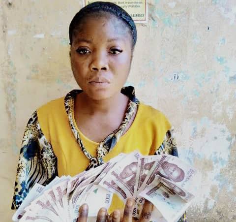 Police arrest woman for using fake naira notes to buy food items in Osun