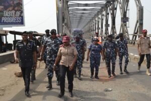 Yuletide: Anambra State Police Command collaborates With FRSC And Delta Police To Ease Traffic Congestion at Niger Bridges